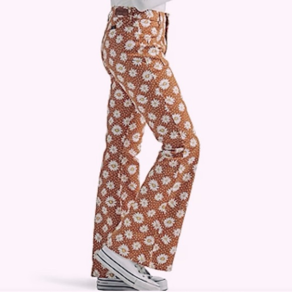 NWOT Wrangler High Rise Fierce Flare Jeans in Daisy Print Size 8 - Picture 2 of 7